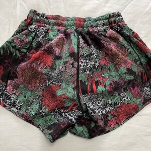 Lululemon Shorts Women' 4 Tall Red Green Floral Hotty Hot Running Gym Lined Shor